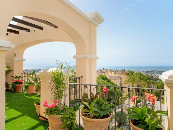FOR SALE 🇪🇸🇬🇧 – Luxury 3-Bedroom Penthouse with Panoramic Sea Views | La Quinta, Benahavís 🇪🇸