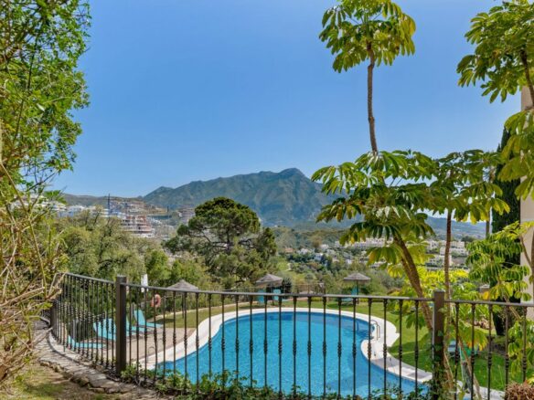 FOR SALE 🇪🇸🇬🇧 – Luxury 3-Bedroom Penthouse with Panoramic Sea Views | La Quinta, Benahavís 🇪🇸