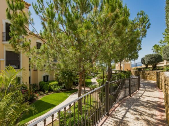 FOR SALE 🇪🇸🇬🇧 – Luxury 3-Bedroom Penthouse with Panoramic Sea Views | La Quinta, Benahavís 🇪🇸