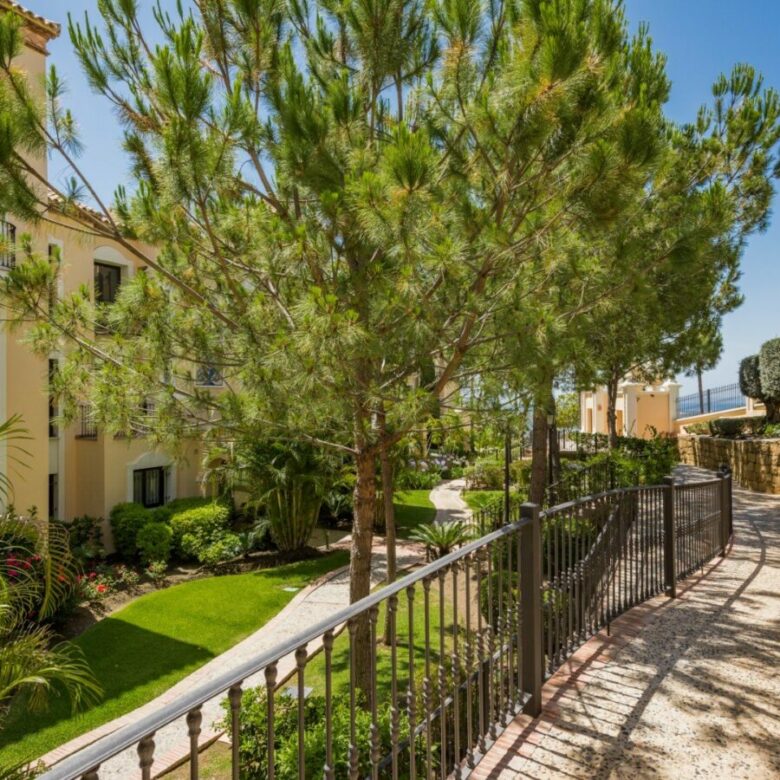 FOR SALE 🇪🇸🇬🇧 – Luxury 3-Bedroom Penthouse with Panoramic Sea Views | La Quinta, Benahavís 🇪🇸