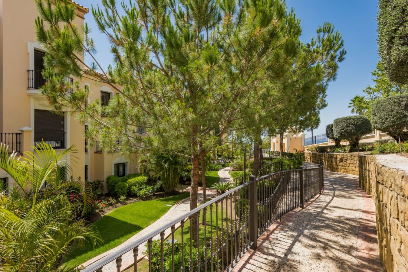 FOR SALE 🇪🇸🇬🇧 – Luxury 3-Bedroom Penthouse with Panoramic Sea Views | La Quinta, Benahavís 🇪🇸