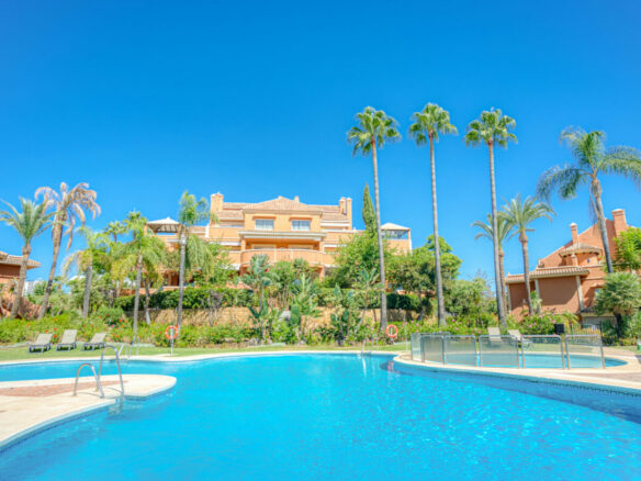 🌅 Beautiful South-Facing Duplex Penthouse with Stunning Sea Views – Andalucía Alta, Nueva Andalucía 🌴