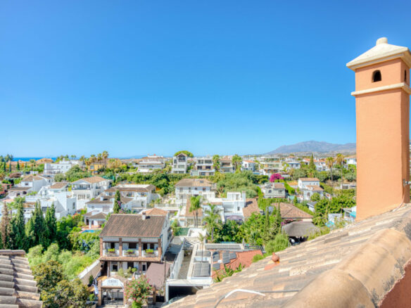 🌅 Beautiful South-Facing Duplex Penthouse with Stunning Sea Views – Andalucía Alta, Nueva Andalucía 🌴
