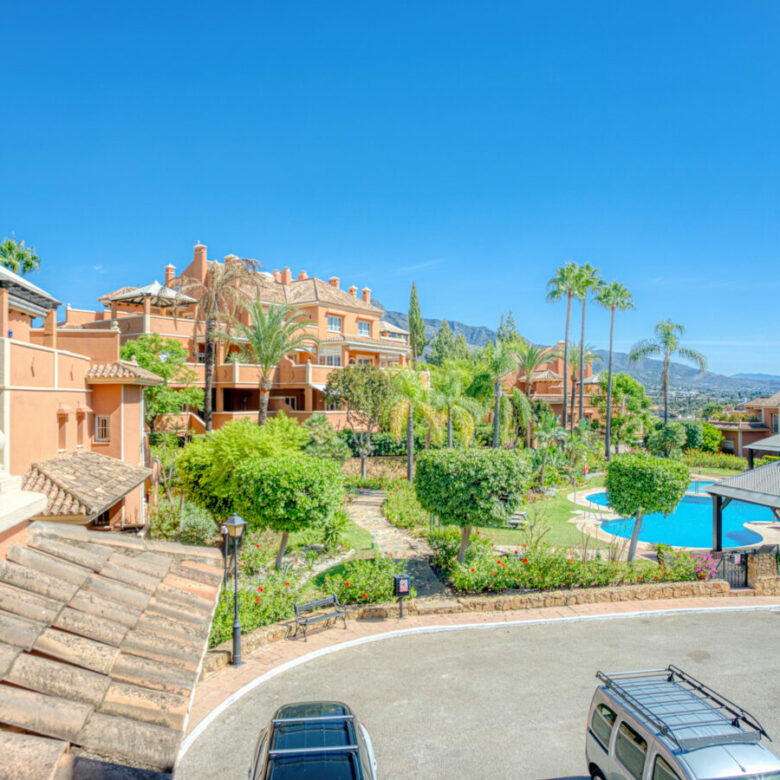 🌅 Beautiful South-Facing Duplex Penthouse with Stunning Sea Views – Andalucía Alta, Nueva Andalucía 🌴
