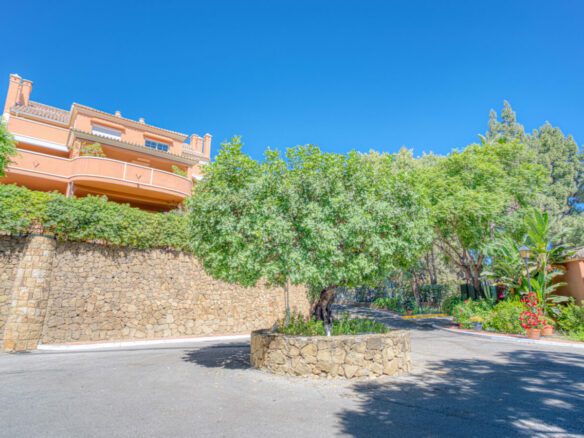 🌅 Beautiful South-Facing Duplex Penthouse with Stunning Sea Views – Andalucía Alta, Nueva Andalucía 🌴