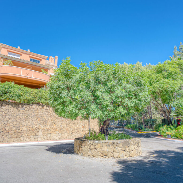 🌅 Beautiful South-Facing Duplex Penthouse with Stunning Sea Views – Andalucía Alta, Nueva Andalucía 🌴
