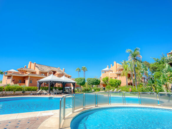 🌅 Beautiful South-Facing Duplex Penthouse with Stunning Sea Views – Andalucía Alta, Nueva Andalucía 🌴