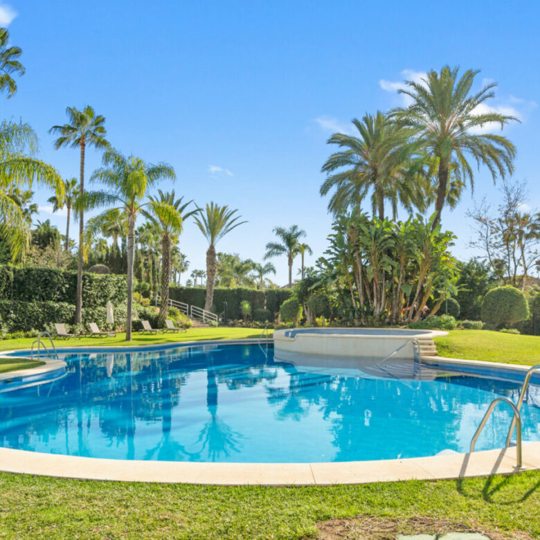 🌅 Beautiful South-Facing Duplex Penthouse with Stunning Sea Views – Andalucía Alta, Nueva Andalucía 🌴