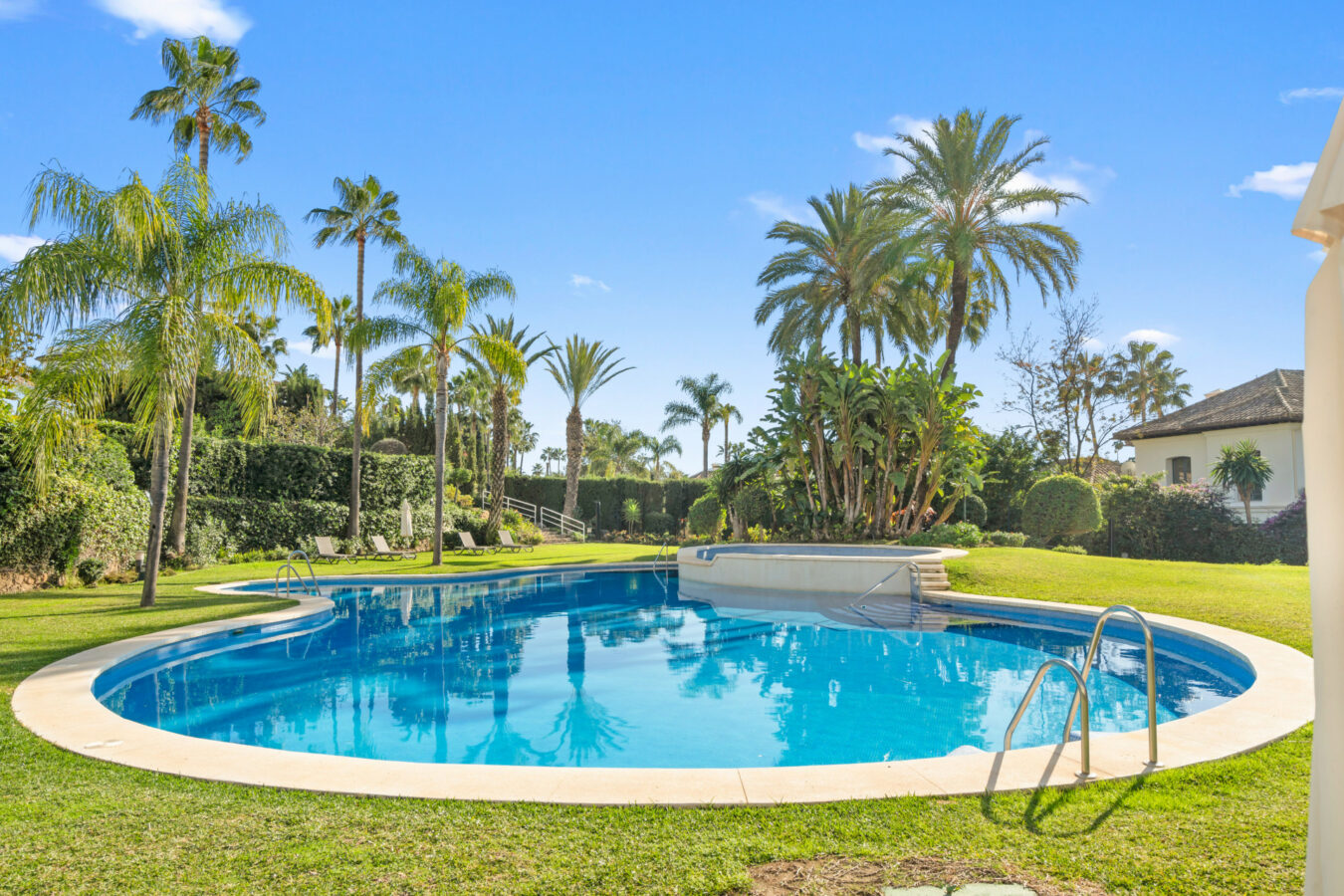 b37e8f86-9d5a-40de-97e5-a5a1766f935c 🌅 Beautiful South-Facing Duplex Penthouse with Stunning Sea Views – Andalucía Alta, Nueva Andalucía 🌴