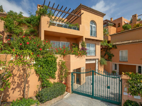 🇪🇸 For Sale  3-Bedroom Turnkey Penthouse in Nueva Andalucía, Marbella 🇪🇸