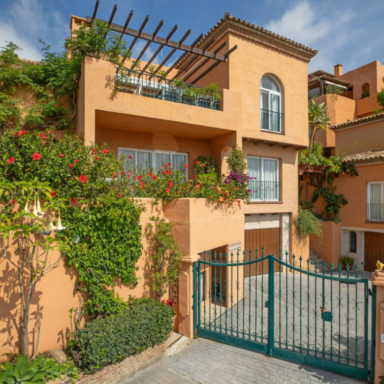 🇪🇸 For Sale  3-Bedroom Turnkey Penthouse in Nueva Andalucía, Marbella 🇪🇸