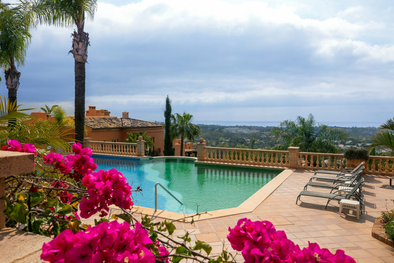 🇪🇸 For Sale  3-Bedroom Turnkey Penthouse in Nueva Andalucía, Marbella 🇪🇸