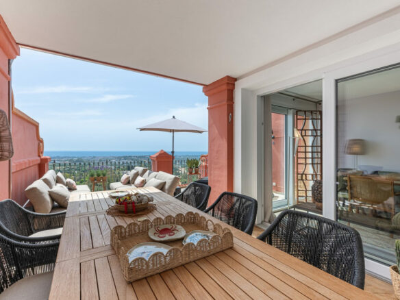 For sale 🏠 Renovated Duplex with Panoramic Sea Views in La Quinta, Benahavís 🌊