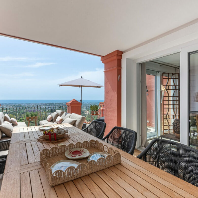 For sale 🏠 Renovated Duplex with Panoramic Sea Views in La Quinta, Benahavís 🌊