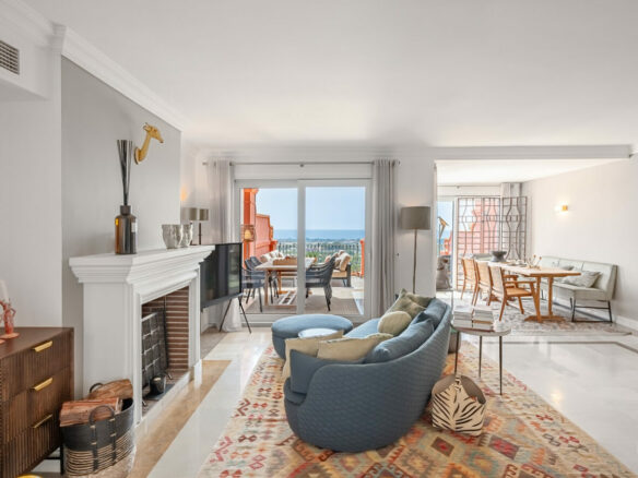 For sale 🏠 Renovated Duplex with Panoramic Sea Views in La Quinta, Benahavís 🌊