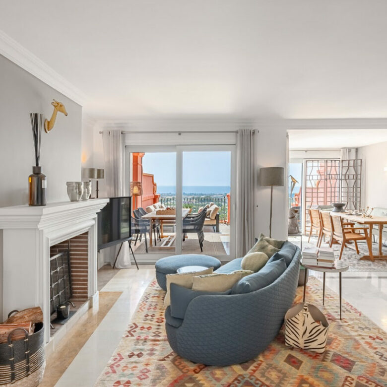 For sale 🏠 Renovated Duplex with Panoramic Sea Views in La Quinta, Benahavís 🌊