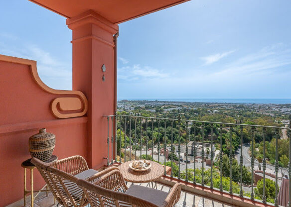 For sale 🏠 Renovated Duplex with Panoramic Sea Views in La Quinta, Benahavís 🌊