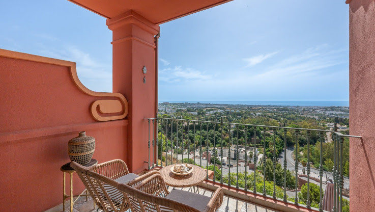 For sale 🏠 Renovated Duplex with Panoramic Sea Views in La Quinta, Benahavís 🌊