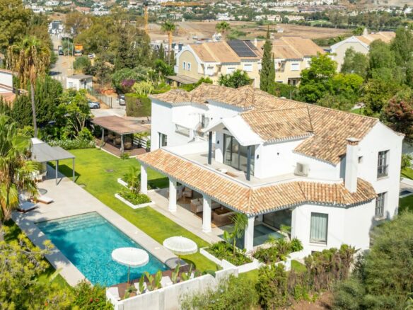 FOR SALE 🏷️ | Andalusian-Inspired Villa near Atalaya Golf ⛳ | Estepona East 🌅