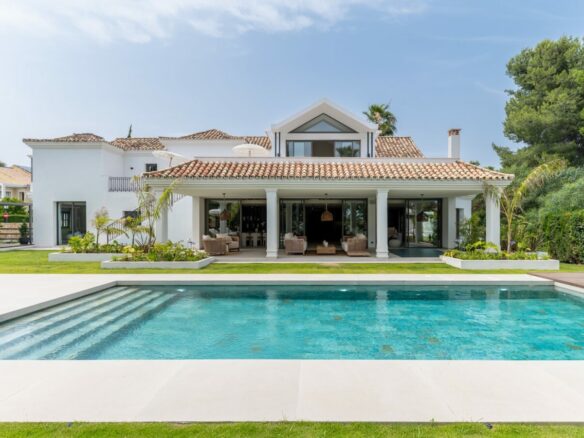 FOR SALE 🏷️ | Andalusian-Inspired Villa near Atalaya Golf ⛳ | Estepona East 🌅