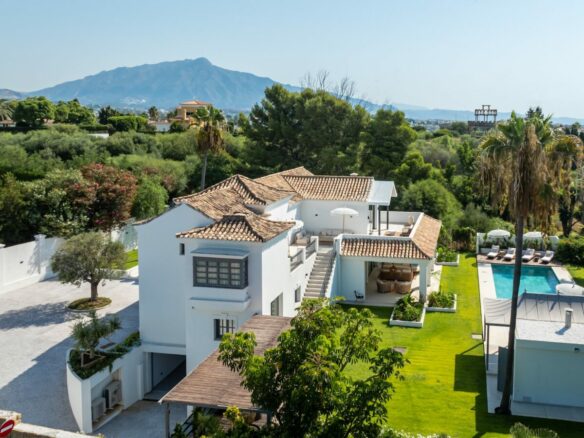 FOR SALE 🏷️ | Andalusian-Inspired Villa near Atalaya Golf ⛳ | Estepona East 🌅