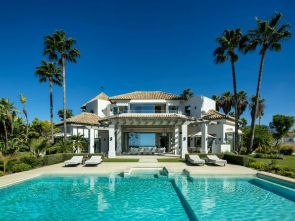 Hilltop Turnkey Modern Andalusian Villa for Sale in Monte Halcones, Benahavís, Spain 🇪🇸 Panoramic Sea views