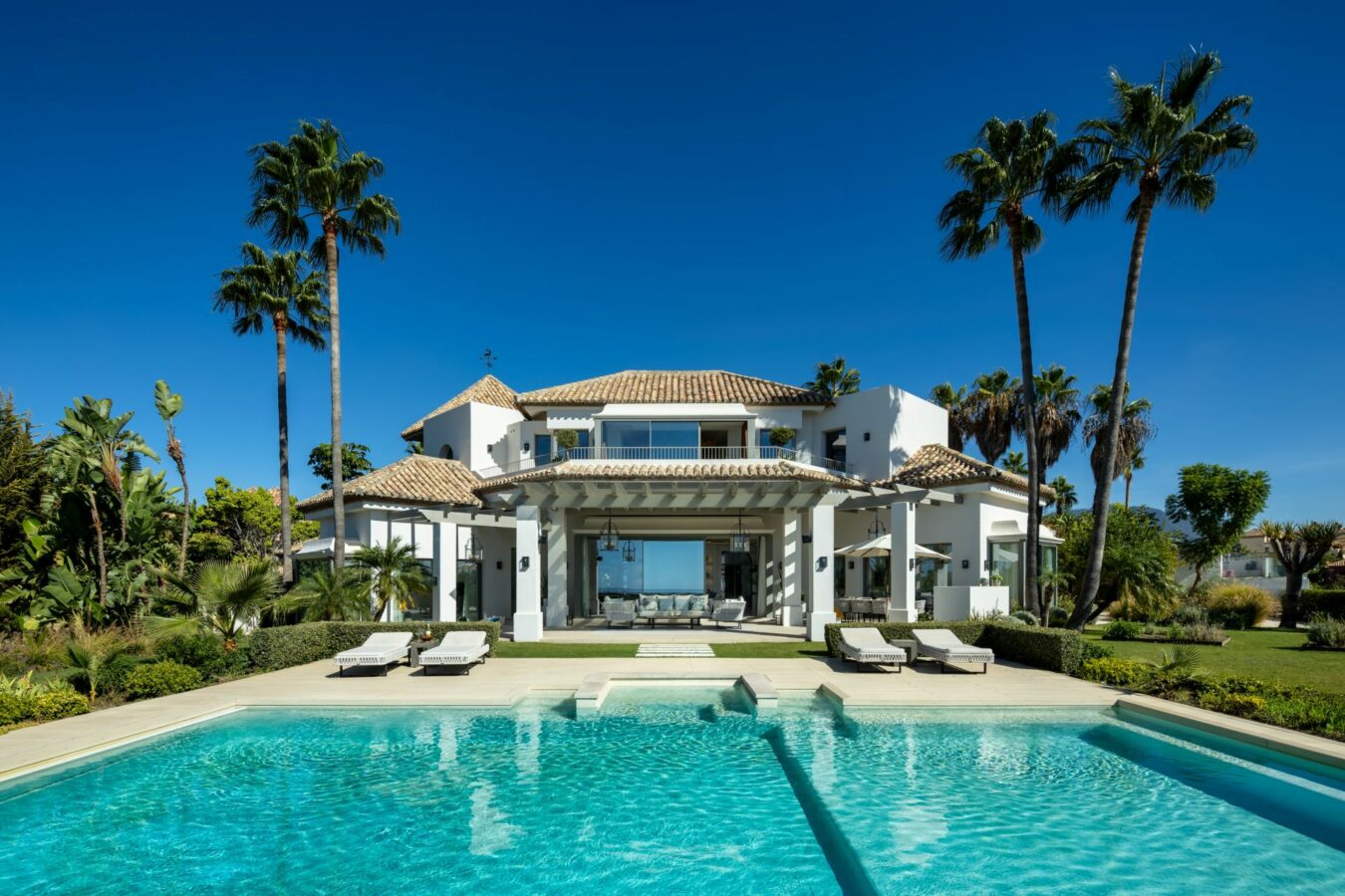 Hilltop Turnkey Modern Andalusian Villa for Sale in Monte Halcones, Benahavís, Spain 🇪🇸 Panoramic Sea views
