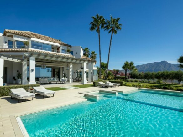 Hilltop Turnkey Modern Andalusian Villa for Sale in Monte Halcones, Benahavís, Spain 🇪🇸 Panoramic Sea views