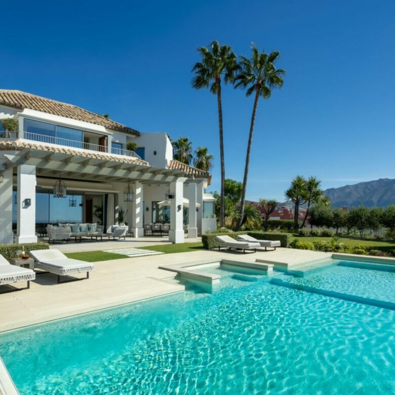 Hilltop Turnkey Modern Andalusian Villa for Sale in Monte Halcones, Benahavís, Spain 🇪🇸 Panoramic Sea views
