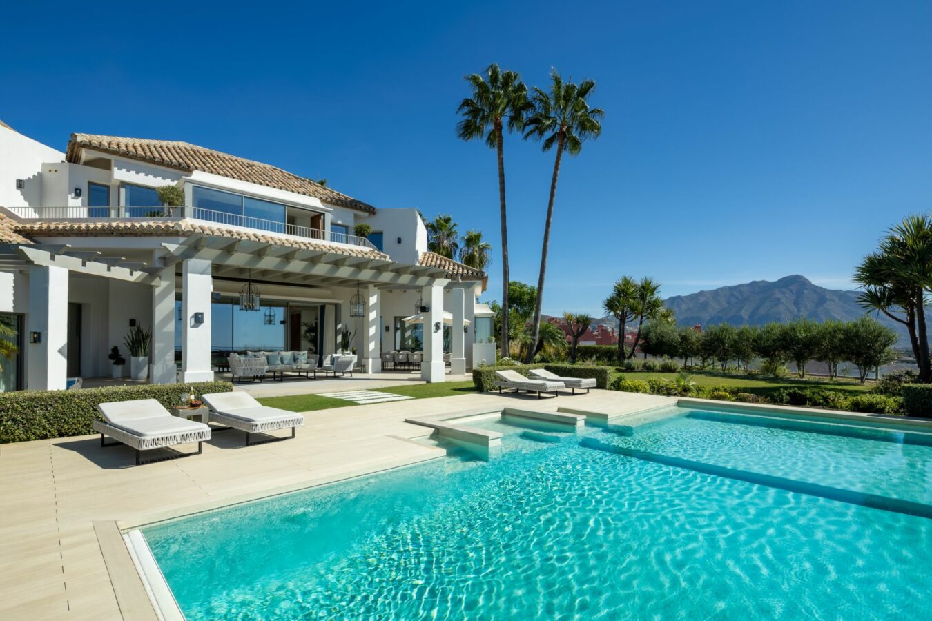 Hilltop Turnkey Modern Andalusian Villa for Sale in Monte Halcones, Benahavís, Spain 🇪🇸 Panoramic Sea views