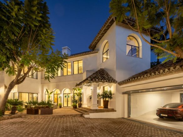 Hilltop Turnkey Modern Andalusian Villa for Sale in Monte Halcones, Benahavís, Spain 🇪🇸 Panoramic Sea views