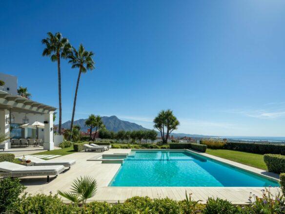 Hilltop Turnkey Modern Andalusian Villa for Sale in Monte Halcones, Benahavís, Spain 🇪🇸 Panoramic Sea views