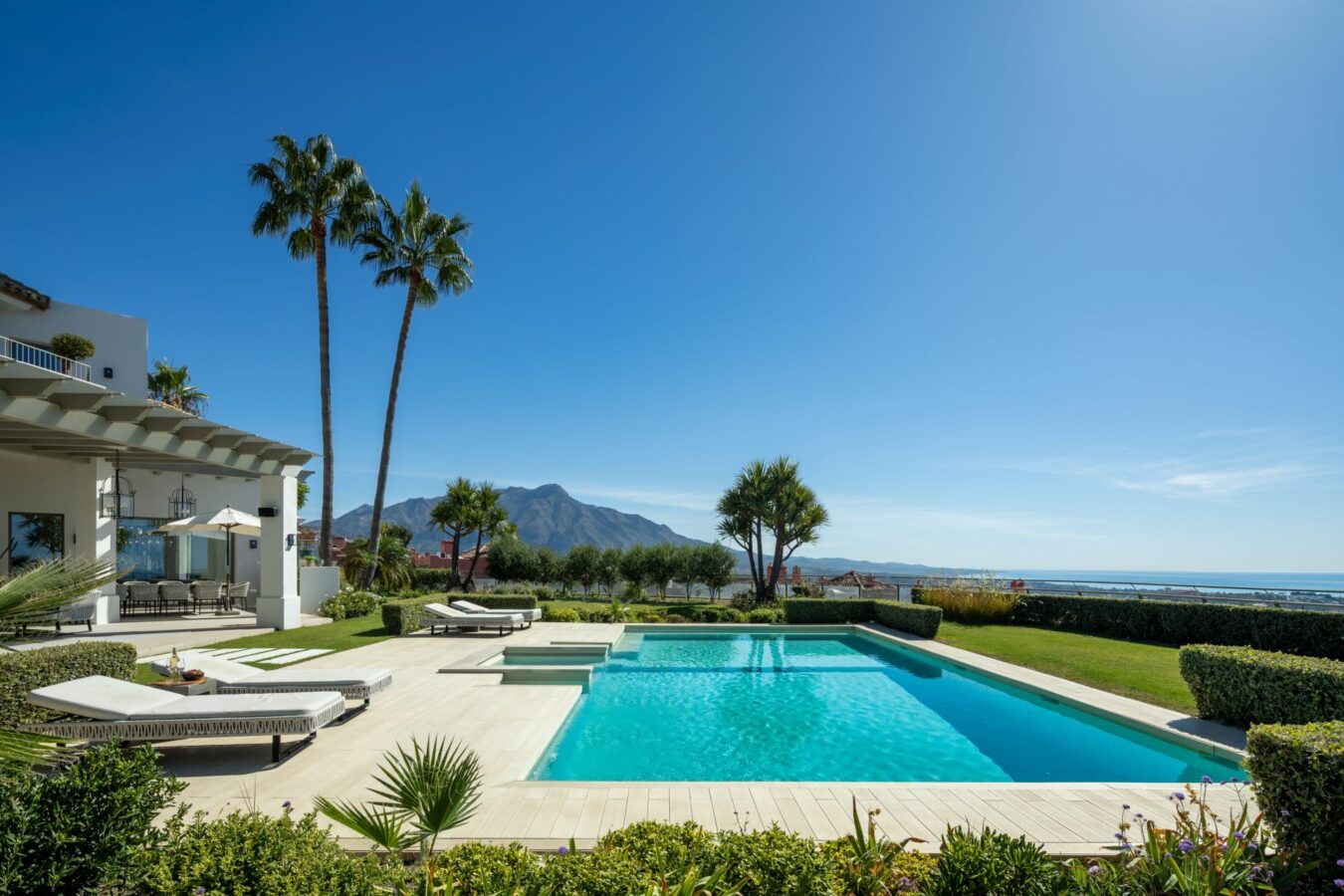 Hilltop Turnkey Modern Andalusian Villa for Sale in Monte Halcones, Benahavís, Spain 🇪🇸 Panoramic Sea views