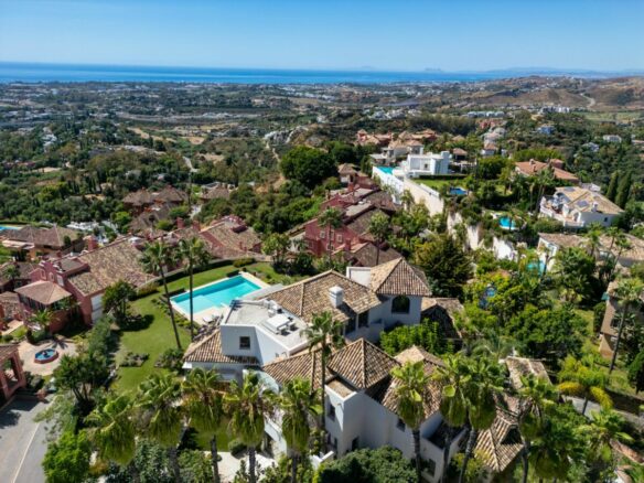 Hilltop Turnkey Modern Andalusian Villa for Sale in Monte Halcones, Benahavís, Spain 🇪🇸 Panoramic Sea views