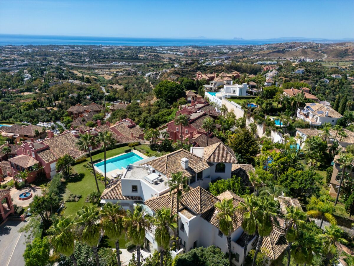 Hilltop Turnkey Modern Andalusian Villa for Sale in Monte Halcones, Benahavís, Spain 🇪🇸 Panoramic Sea views
