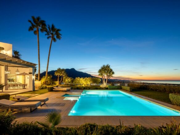 Hilltop Turnkey Modern Andalusian Villa for Sale in Monte Halcones, Benahavís, Spain 🇪🇸 Panoramic Sea views
