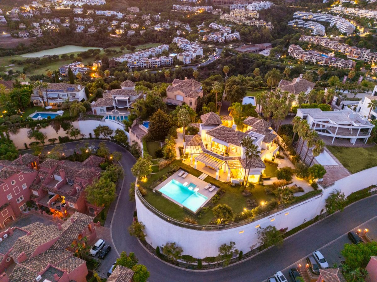 Hilltop Turnkey Modern Andalusian Villa for Sale in Monte Halcones, Benahavís, Spain 🇪🇸 Panoramic Sea views