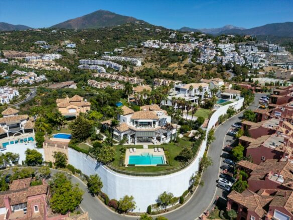 Hilltop Turnkey Modern Andalusian Villa for Sale in Monte Halcones, Benahavís, Spain 🇪🇸 Panoramic Sea views