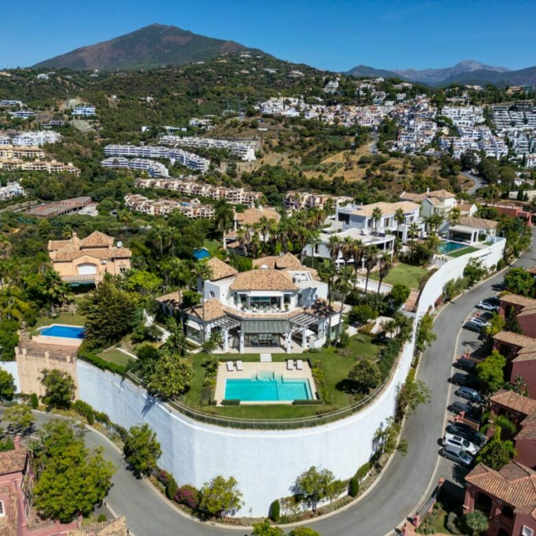 Hilltop Turnkey Modern Andalusian Villa for Sale in Monte Halcones, Benahavís, Spain 🇪🇸 Panoramic Sea views