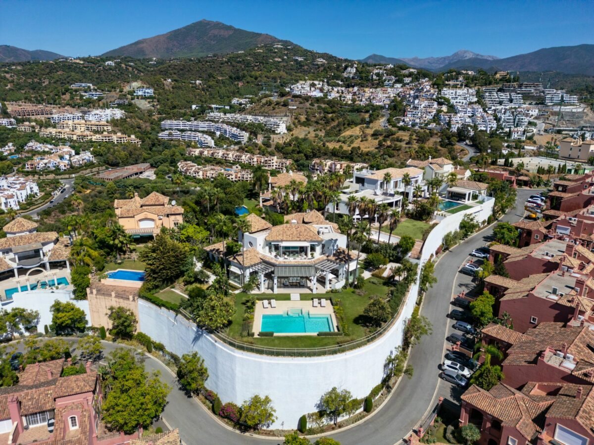 Hilltop Turnkey Modern Andalusian Villa for Sale in Monte Halcones, Benahavís, Spain 🇪🇸 Panoramic Sea views