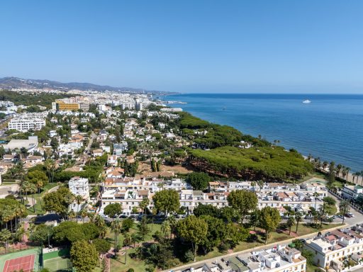 For sale – West-facing 4B townhouse 🇪🇸 1st line to the beach on Marbella’s  Golden Mile