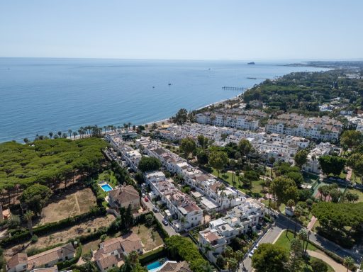 For sale – West-facing 4B townhouse 🇪🇸 1st line to the beach on Marbella’s  Golden Mile