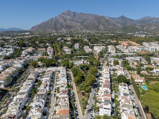 For sale – West-facing 4B townhouse 🇪🇸 1st line to the beach on Marbella’s  Golden Mile