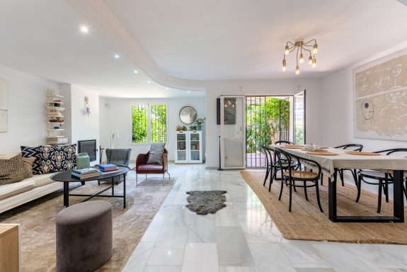 For sale – West-facing 4B townhouse 🇪🇸 1st line to the beach on Marbella’s  Golden Mile