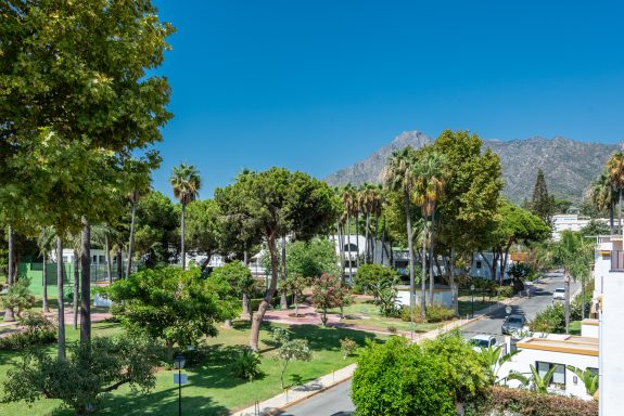For sale – West-facing 4B townhouse 🇪🇸 1st line to the beach on Marbella’s  Golden Mile