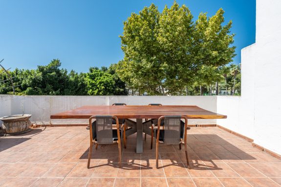 For sale – West-facing 4B townhouse 🇪🇸 1st line to the beach on Marbella’s  Golden Mile