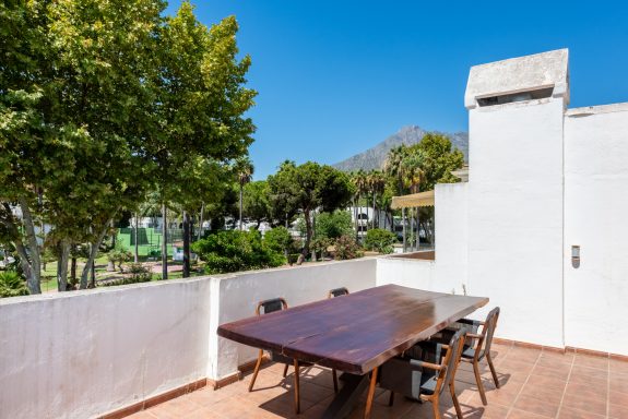 For sale – West-facing 4B townhouse 🇪🇸 1st line to the beach on Marbella’s  Golden Mile