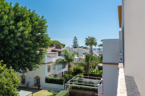 For sale – West-facing 4B townhouse 🇪🇸 1st line to the beach on Marbella’s  Golden Mile