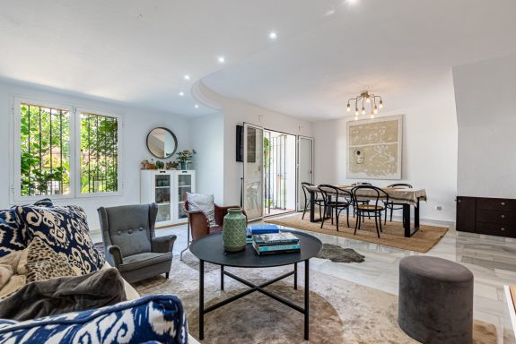 For sale – West-facing 4B townhouse 🇪🇸 1st line to the beach on Marbella’s  Golden Mile