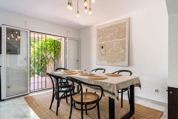 For sale – West-facing 4B townhouse 🇪🇸 1st line to the beach on Marbella’s  Golden Mile